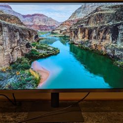 Samsung 32-inch 4K UHD Monitor (3840 x 2160 resolution)
