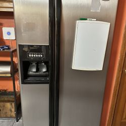 Whirlpool Stainless Steel Refrigerator 32X66 Ice Maker