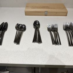 Crate&Barrel Mirror 5-Piece Flatware / silverware (6 Sets)