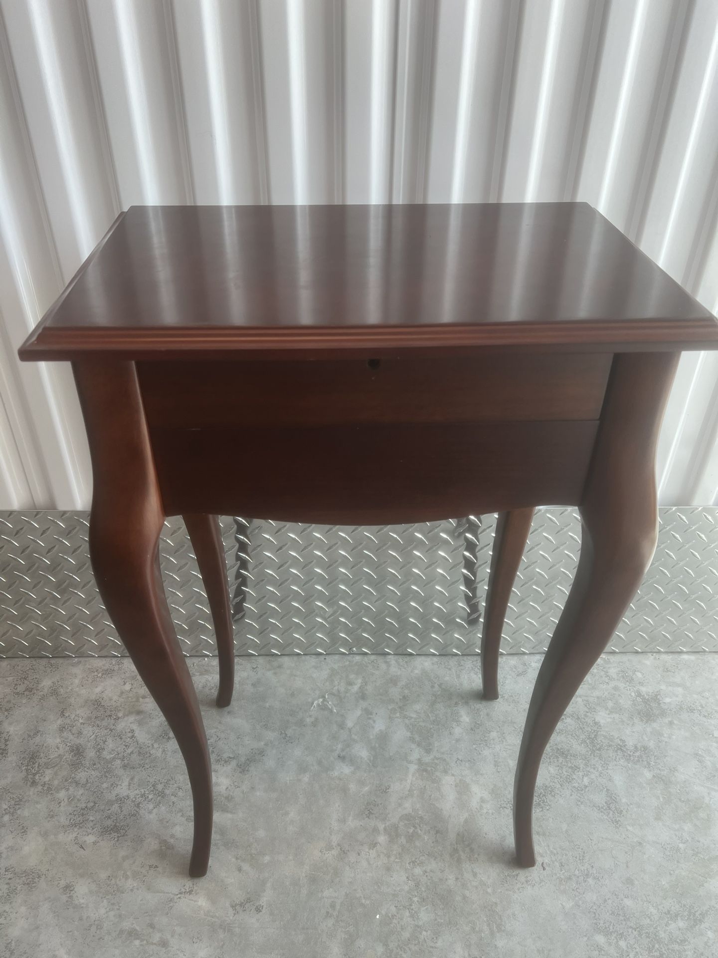 Beautiful Bombay Company Wooden Jewelry Box 2003 (No Key) Excellent Condition. Used on very good condition with minor cosmetic blemishes. These blemis
