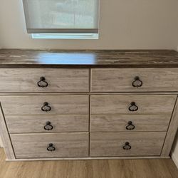 Ashely Furniture Willowyon Collection Dresser 