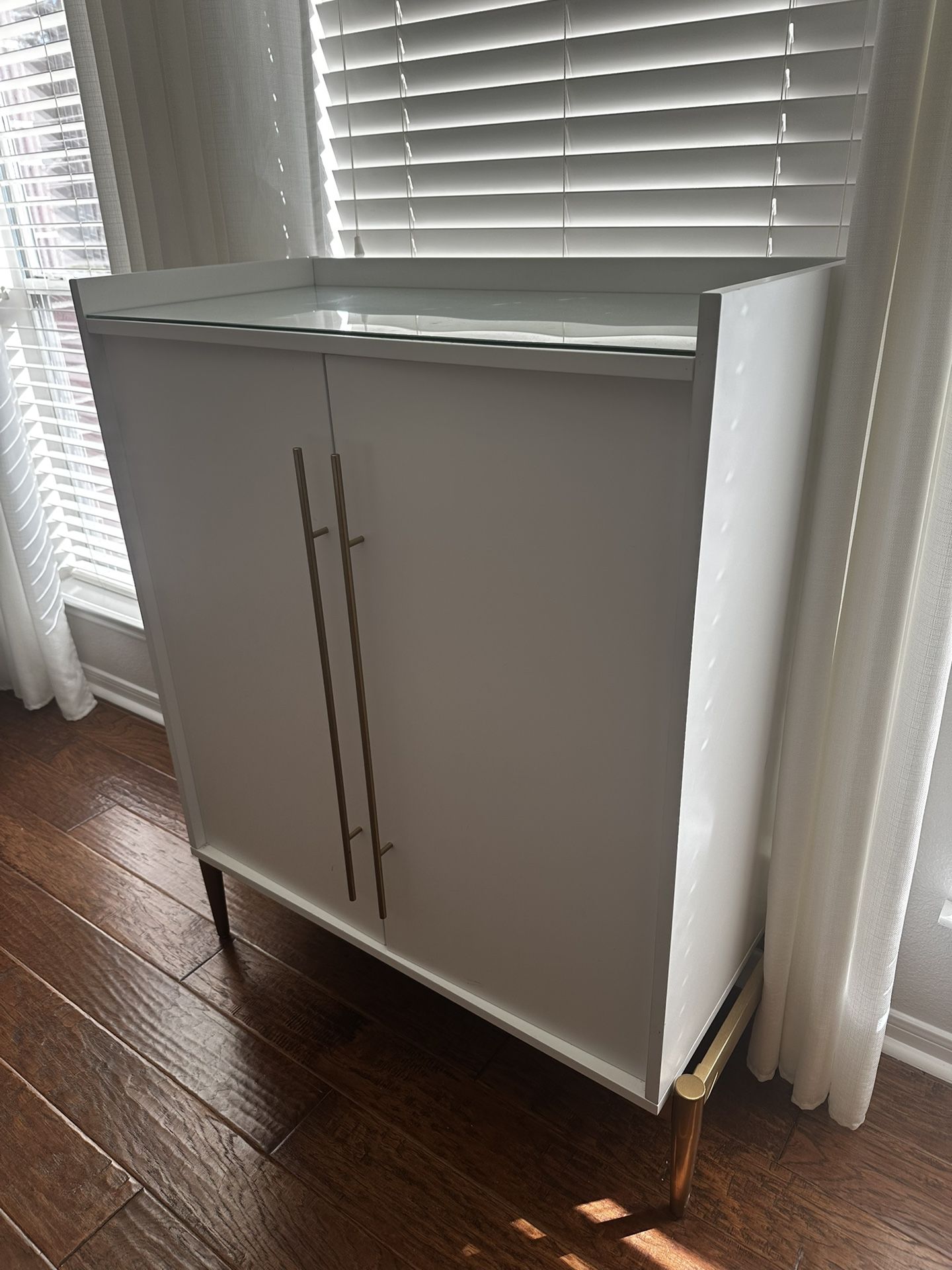 Modern White & Gold Bar Cabinet – Excellent Condition