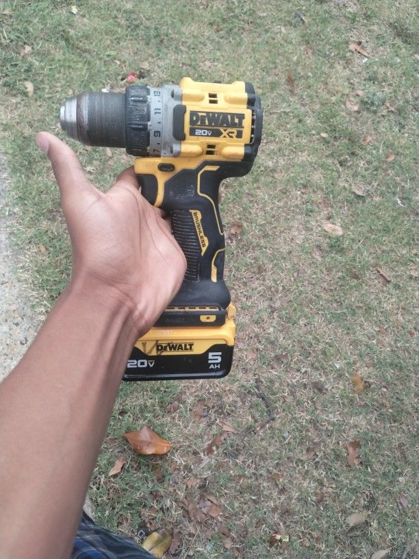 1 Milwaukee Brushless Drill And 1 Dewalt 20v Max Xr Brushless Motor Drill