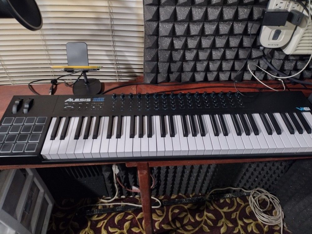 ALESIS VI61