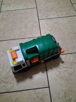 Recycle truck toy make noise an have light in good condition