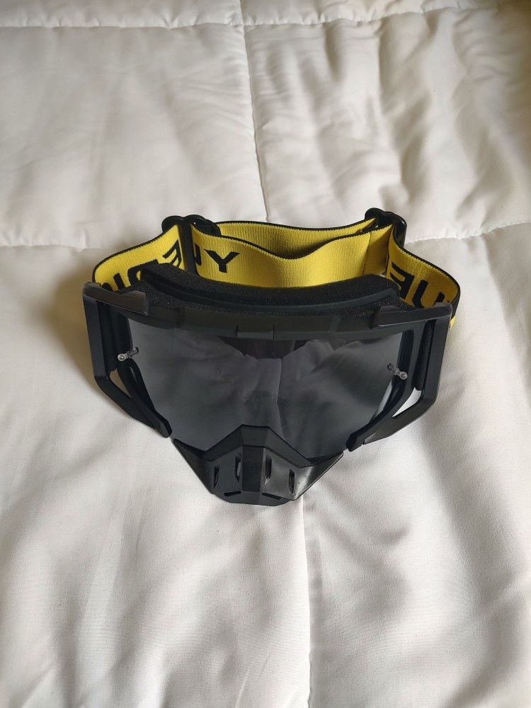 YUEDIO MOTORCYCLE/BIKE GOGGLES. UV PROTECTION. ADJUSTABLE STRAP. NEW. PICKUP ONLY.