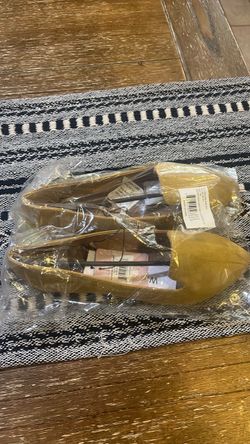 New women’s 7w wide Mustard Yellow Suede Flat Loafers