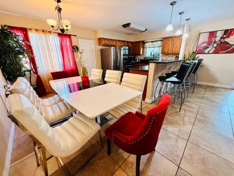 đź’Ąđź’ĄMoving out saleđź’Ąđź’ĄBeautiful Modern Dining Table + 6 Leather Chairs