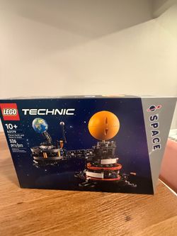 LEGO TECHNIC SPACE PLANET EARTH & MOON IN ORBIT SET 42179