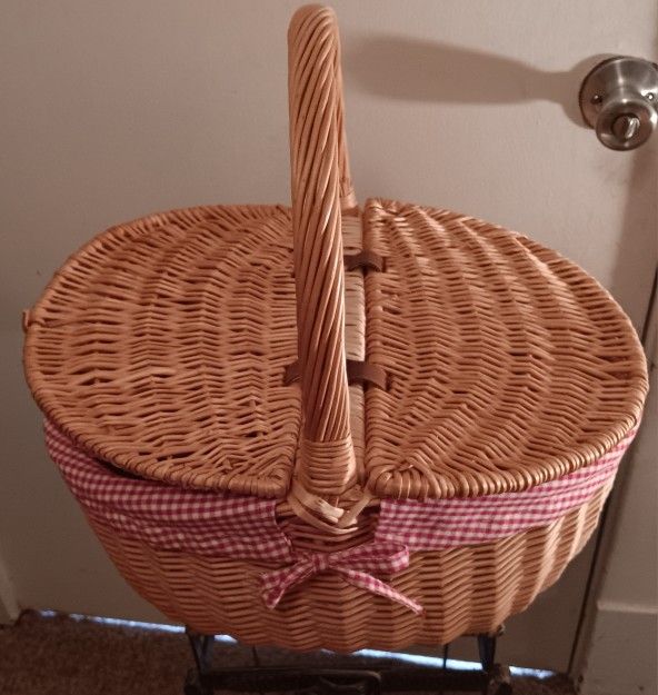 Wicker Picnic Basket With 4 Plastic Containers