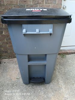 Rubbermaid Brute With pedal