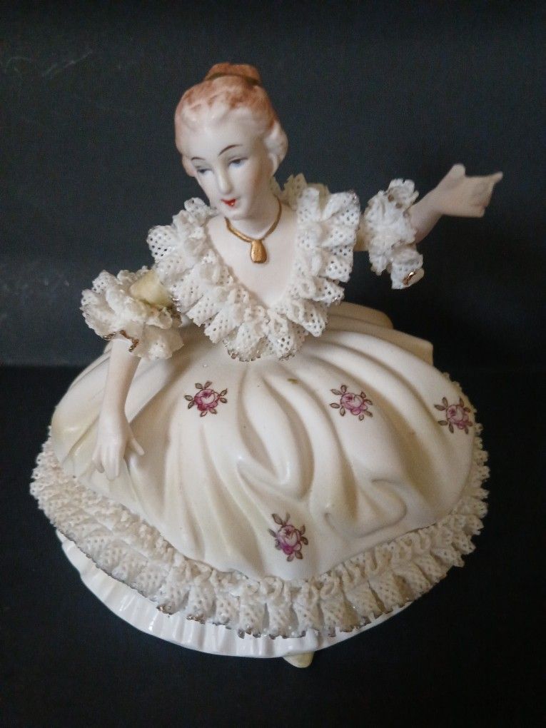 Ardalt Lenwile (China) Lady with Ruffled Lacy Dress Trinket Box (5.5"Hx6.5"W)
*Thumb is chipped