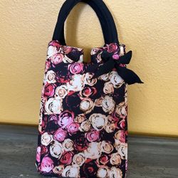 Super cute , floral lunch bag with handle  Insulated  with inside pocket 