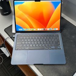 MacBook Air 2022 M2 A2681 8gb Ram 256TB Storage Computer