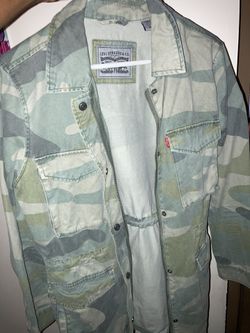Medium Levi's Camo jacket hiii