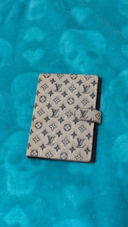 LV wallet binder