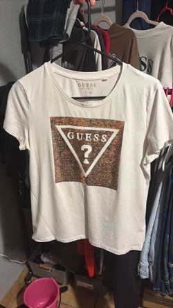 White guess shirt, with gold sequence