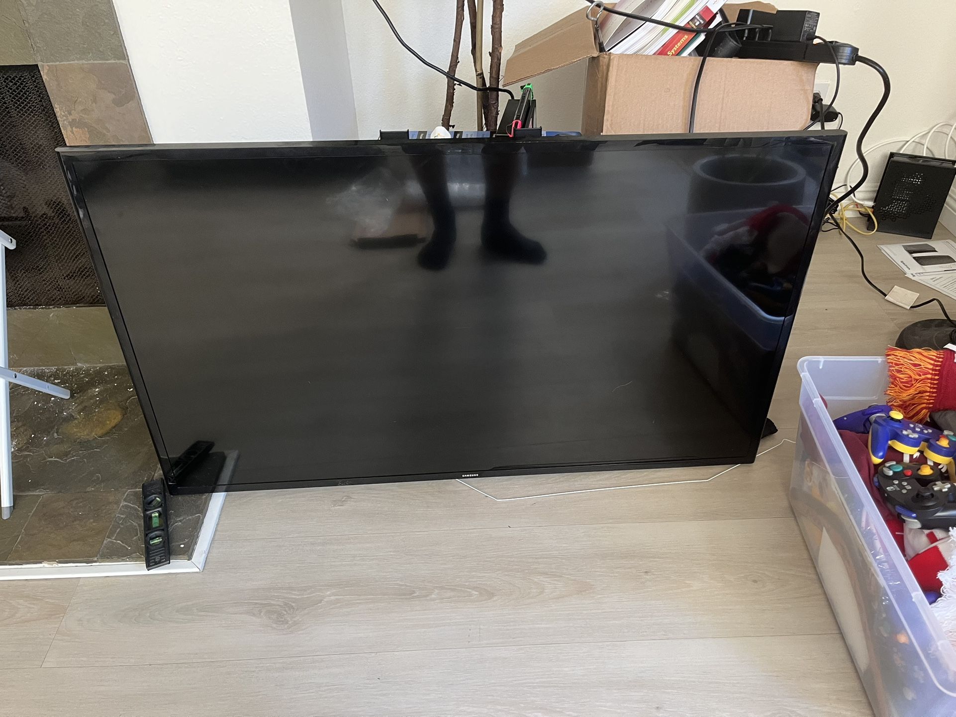 FREE TV W/ BRACKETS