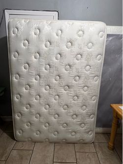 Cama con colchón incluido
