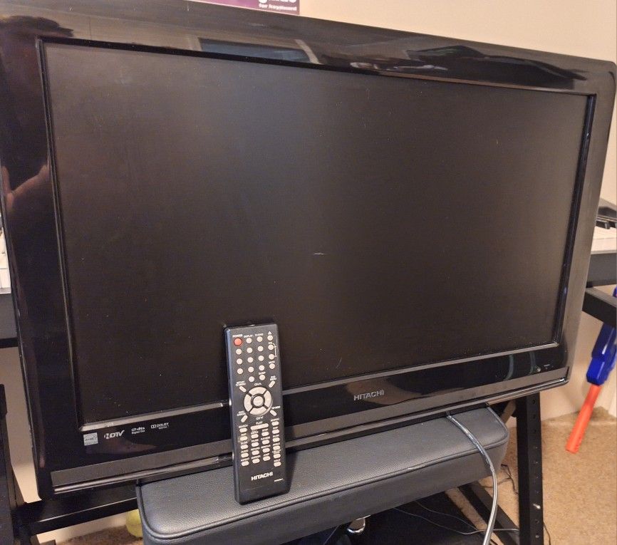 Hitachi 26 Inch LCD/DVD Combo TV with Remote! Excellent Condition! 