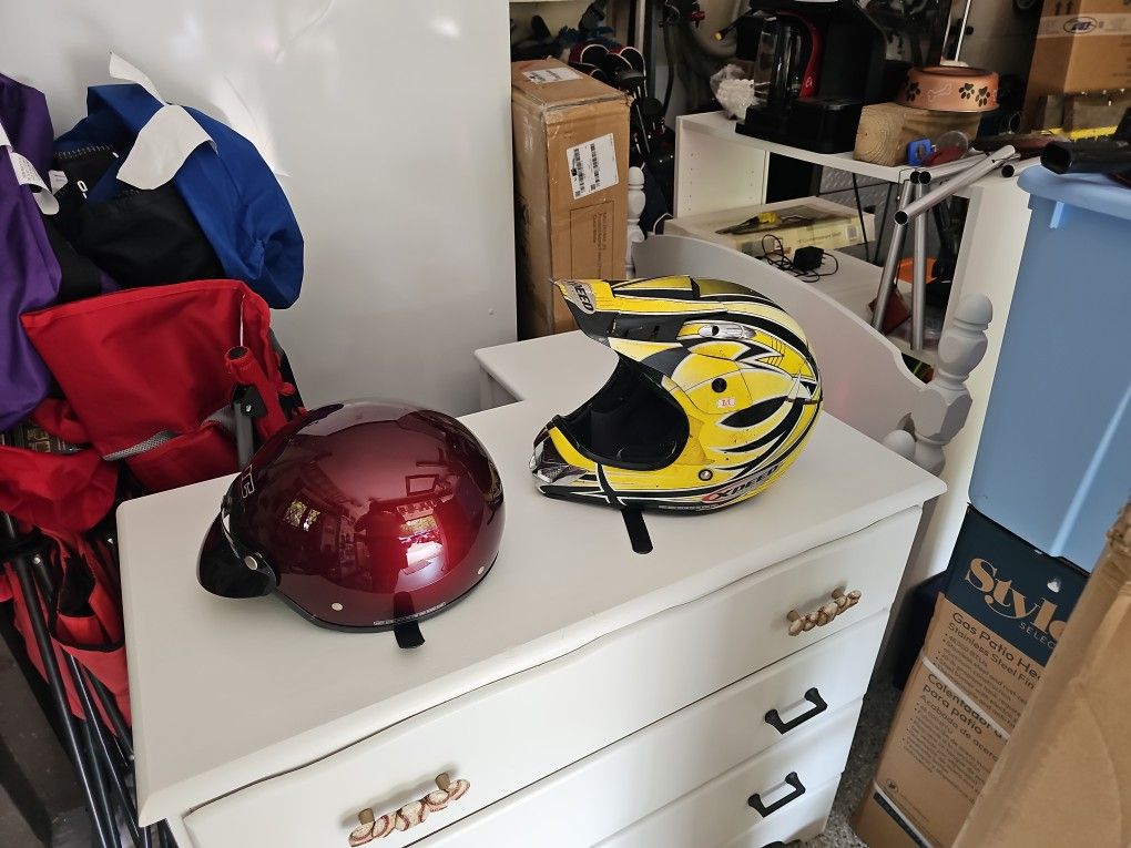 2 Helmets