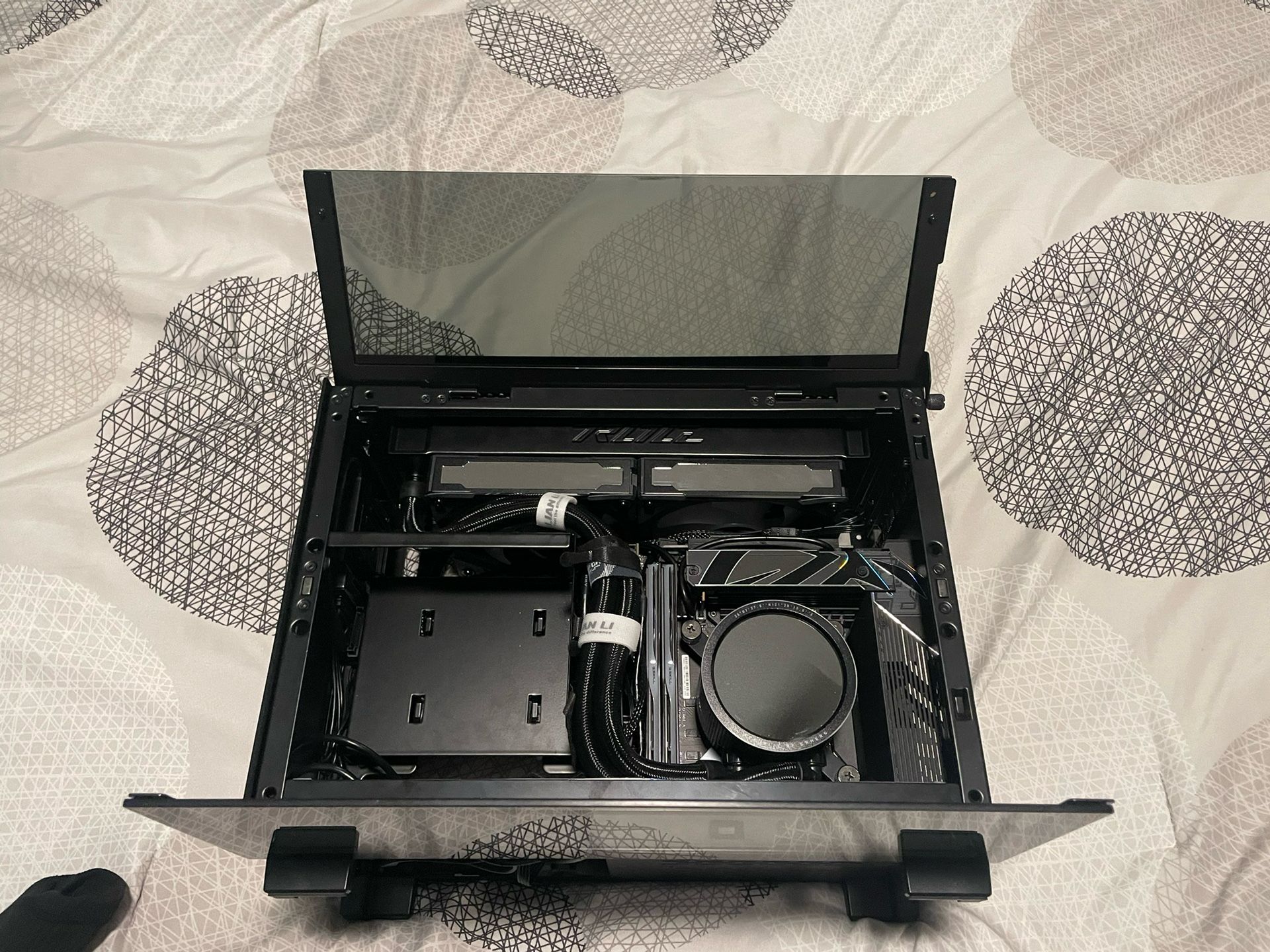ITX Gaming PC Parts - Z790I Strix - i5 14600K - Lian Li Q58 - Lian Li 4.0 Riser - 240mm Strix LCD AIO - WD Black SN770 2TB - 32GB Trident Z5 7200