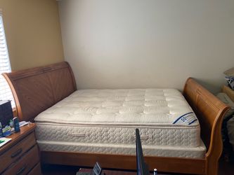 🛏️ Solid Wood Queen Bedroom Set – Excellent Condition! $500
