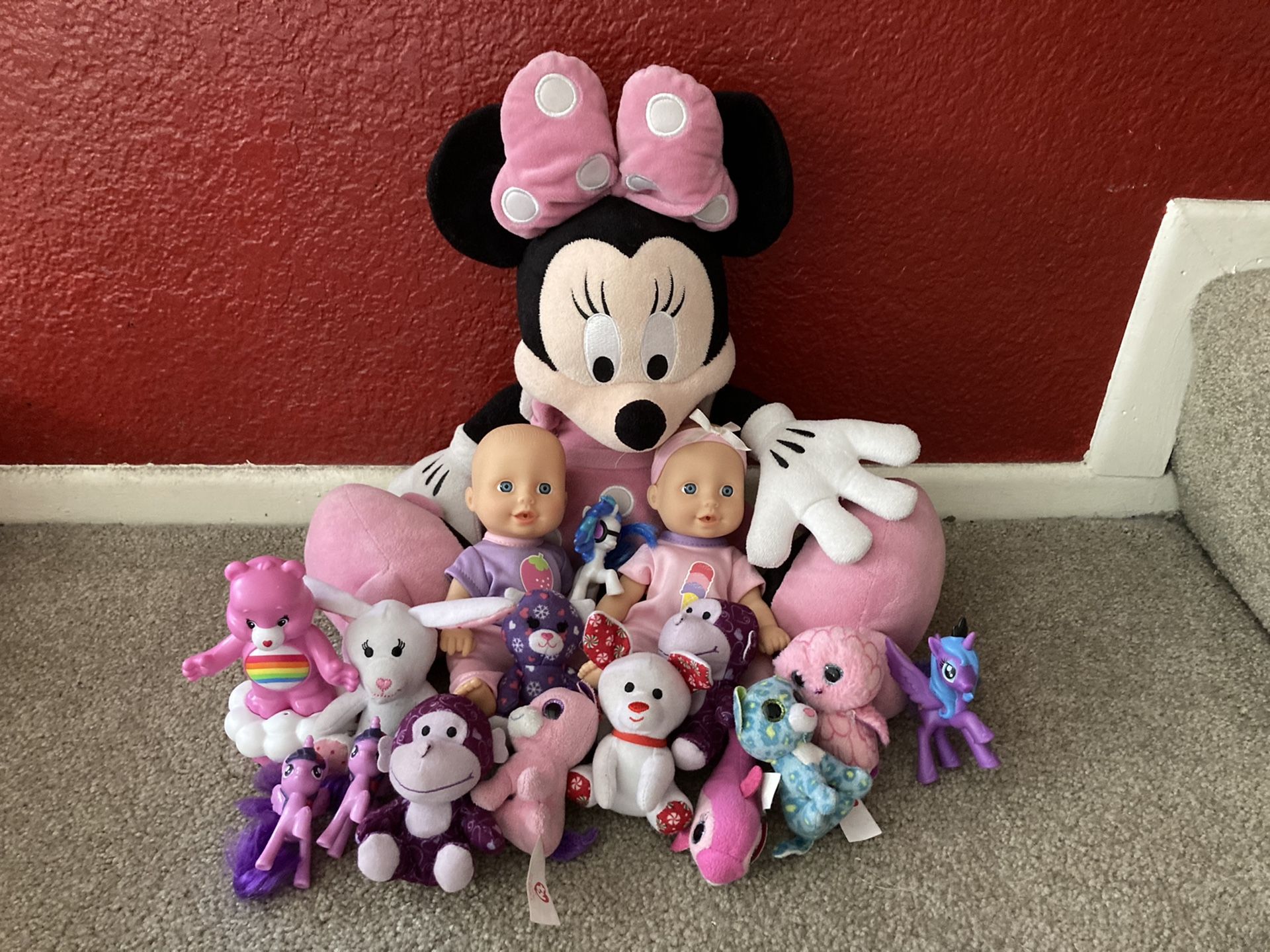 Stuffed Animals & Dolls