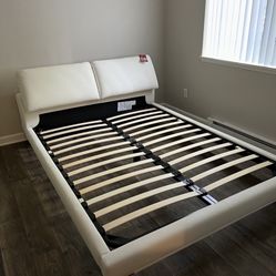 Selling A White Queen Bed Without Mattress 