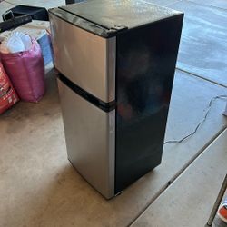 Insignia 4.3 Cu Ft mini fridge