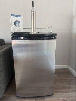 EDGESTAR Kegerator