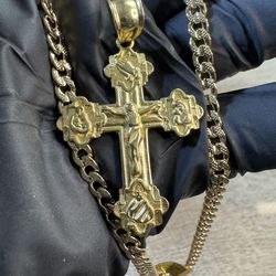  24” Gold Plated 14K Stamped Cuban Link Frosted Necklace + Crucifix – NEW ✨