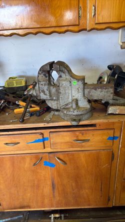 Vintage Large 107 Lb Athol  W/ Rear Swivel Jaw