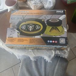 Never Been Used 2 500 WATT SPEAKERS