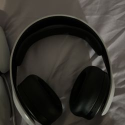 PS5 Headphones And Controllers 