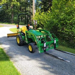 2013 John Deere 2025R + Attachments 
