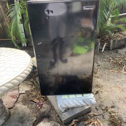 Mini Magic Chef Fridge I’m Selling It. Moving Out