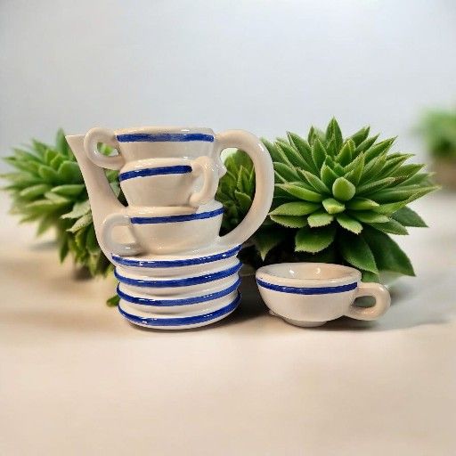 Coffee Pot with Stacked Cups Design