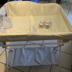 una cuna de la marca babyjoy, diseñada para utilizarse como (bedside sleeper).