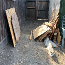Free Wood PICK UP TODAY PLEASE !!