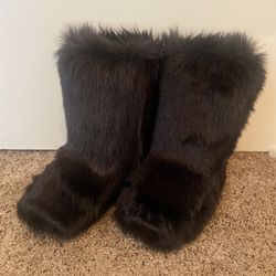Fashionable Black Fur Boots 