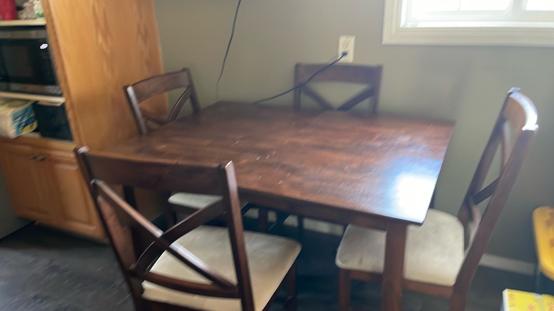 Mesa y 4 sillas