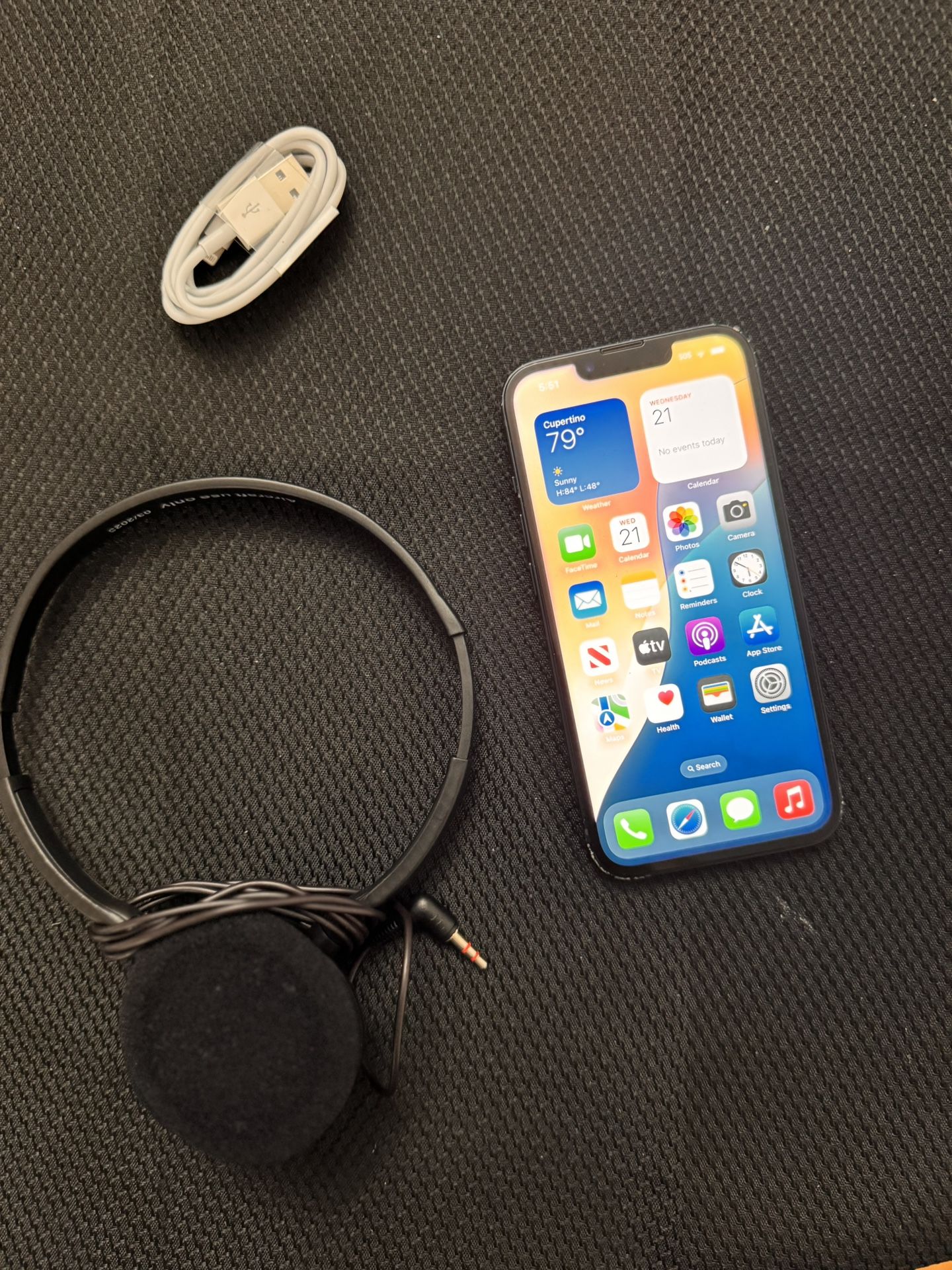 iPhone 13 128GB unlocked comes with case, charger and earphones. COMES WITH FREE IPHONE 5 if bought at this price $299