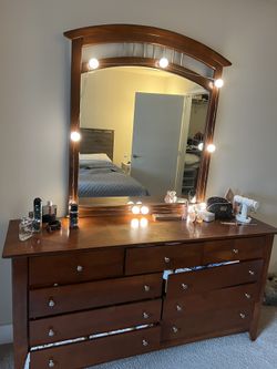 Dresser With Mirror And Lights 