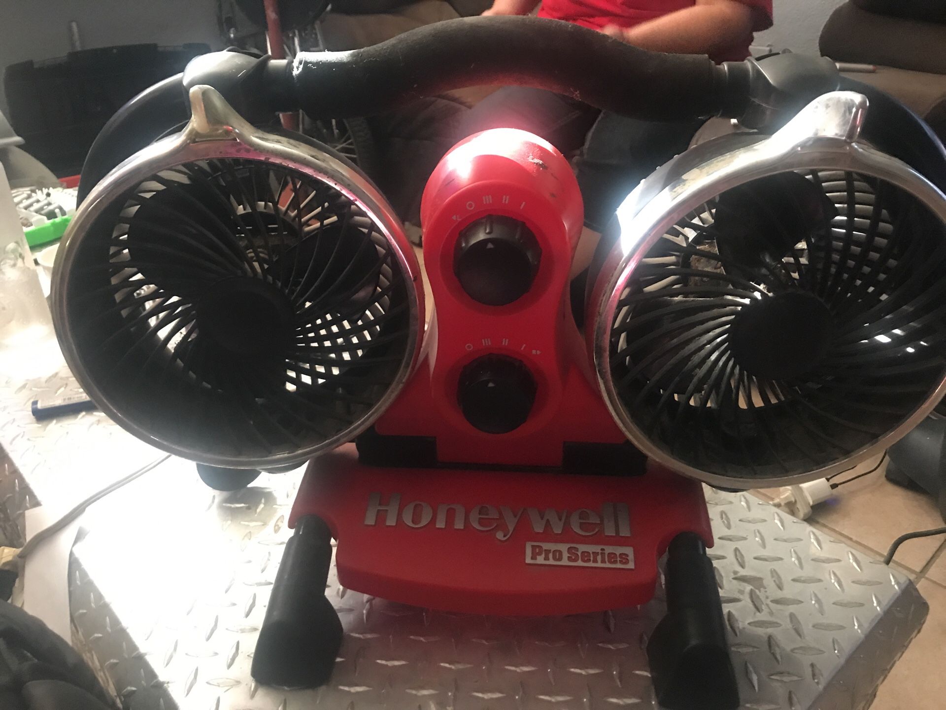 HONEYWELL 7" Pro-Series Utility Dual Power Fan HV-120C