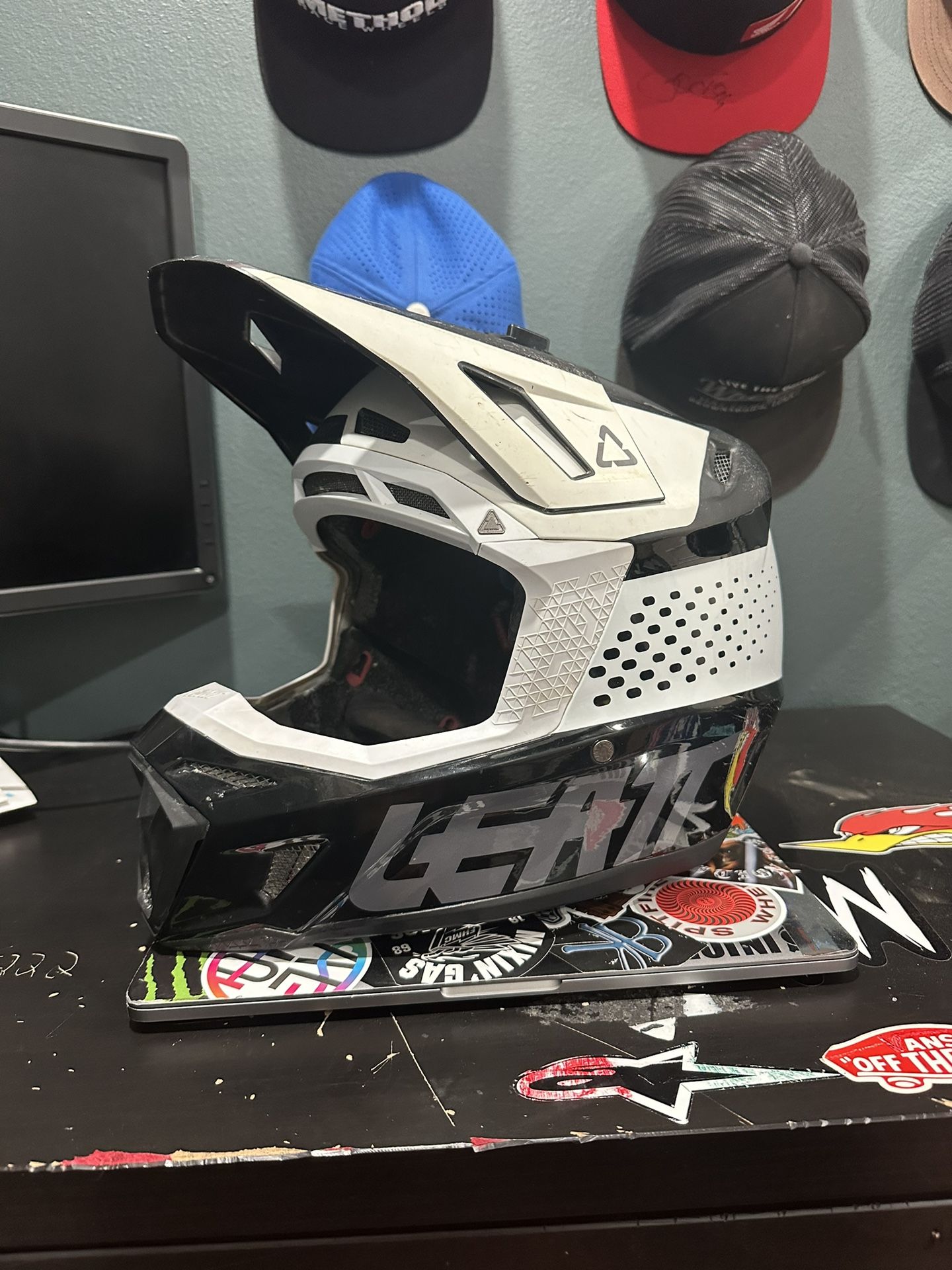 2022 LEATT MOTO 8.5 Helmet V22