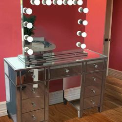 Vanity Set. Mirror. Makeup Ligths. Ask for price 📢. Special offer.