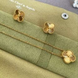 Female Gold clover set (with case)