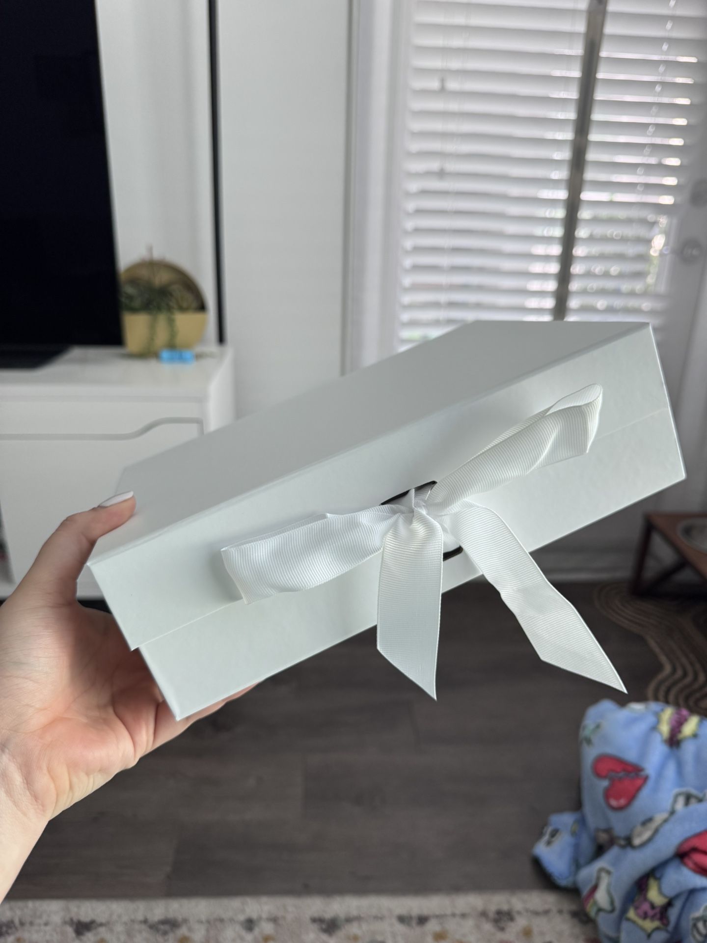 8 White Magnetic Boxes For Gift Or Bridesmaids Proposals