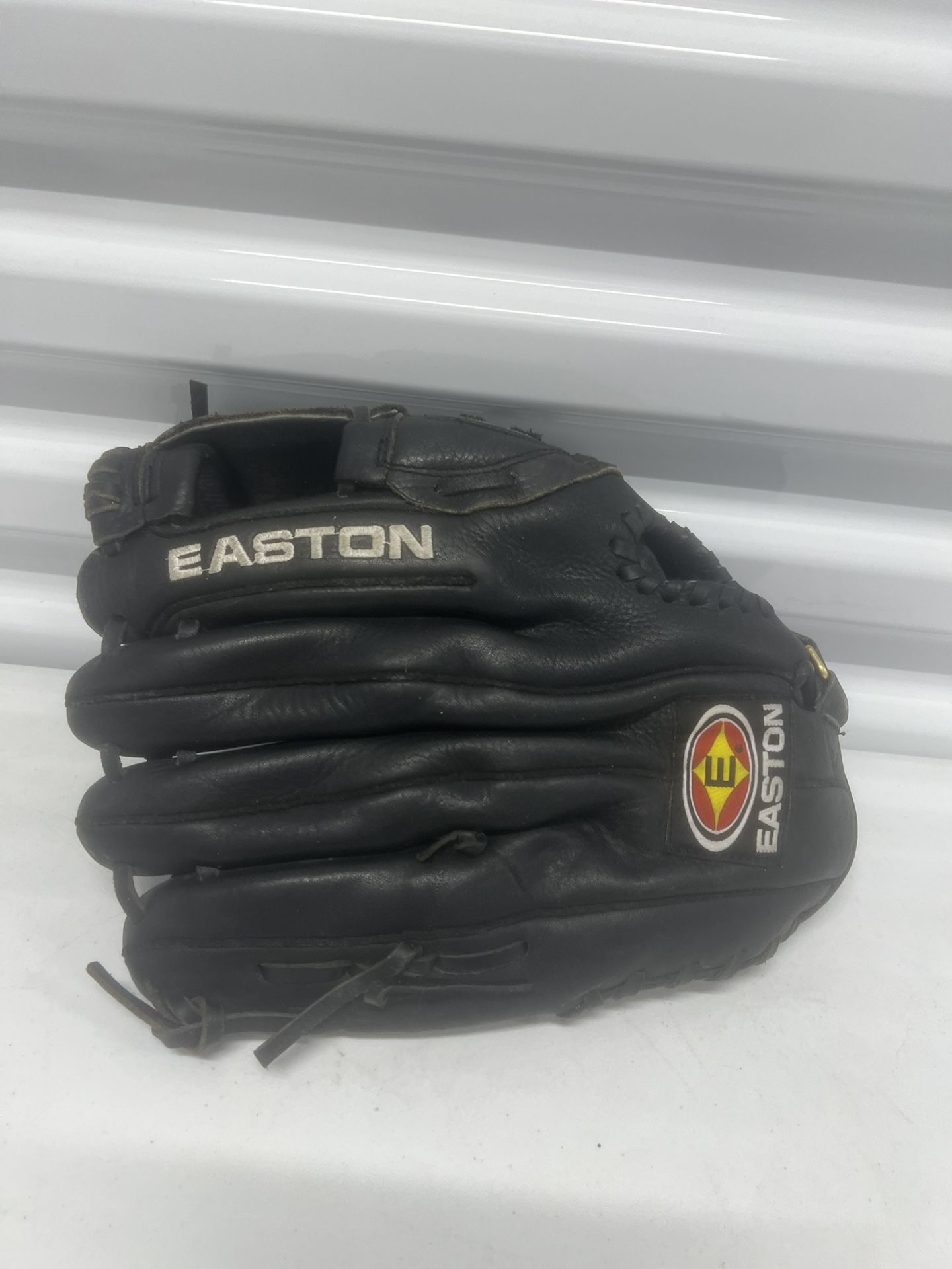 Easton Black Magic 12.5 Inch ETX 125 B Baseball Mitt Glove All Leather RHT used in good condition with normal signs of usage.
